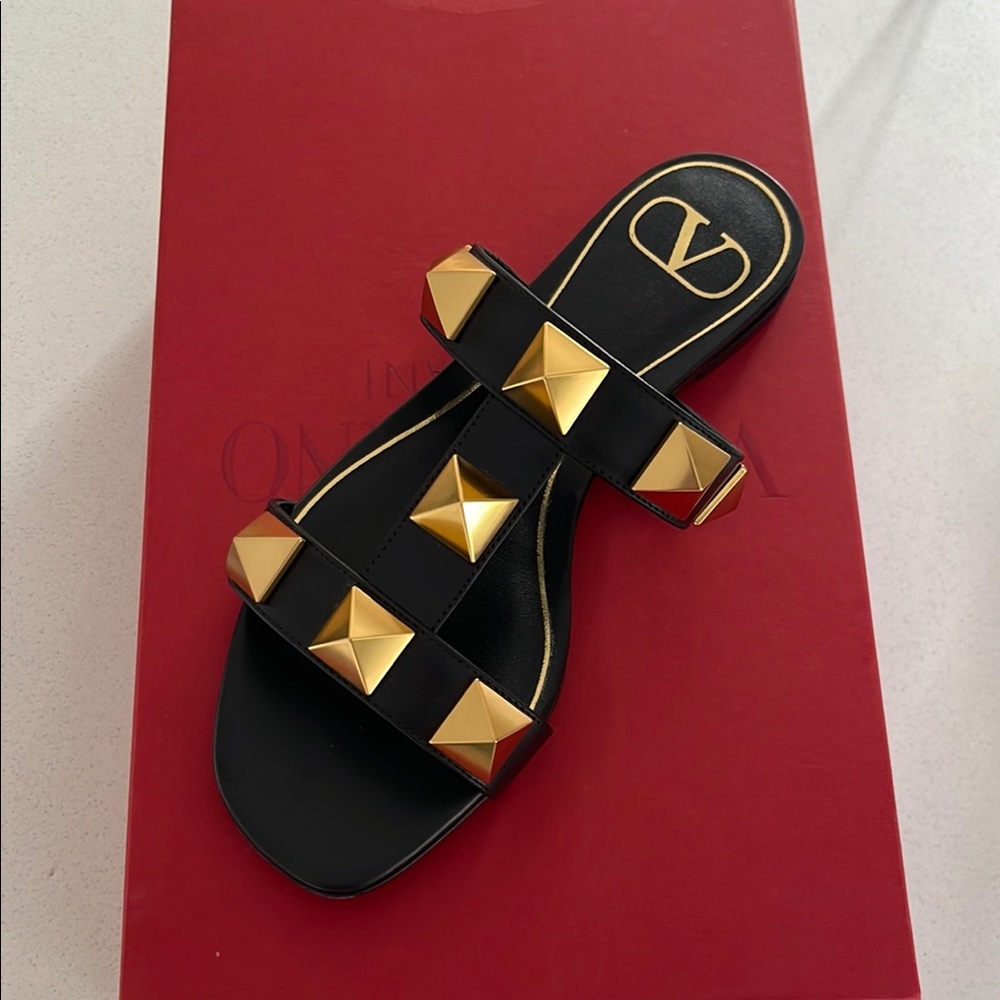 Valentino Sandals NWB SIZE 35